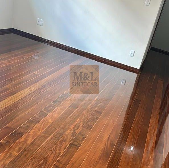 Nivelamento e acabamento de piso de madeira