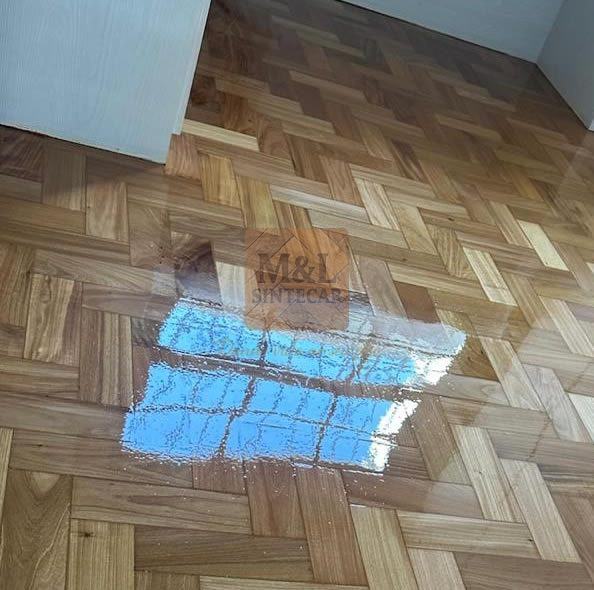 Piso de madeira novo instalado em residência em BH